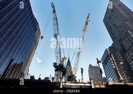 Vue sur le Chrysler Building par des grues de construction le long de la 42ème rue à New York City. Banque D'Images