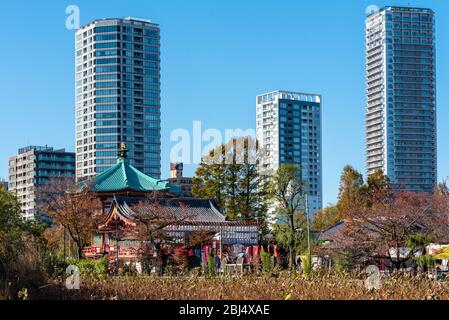 Shinobazu-no-ike Temple Bentendo dans le parc ueno à tokyo. Gratte-ciels modernes en arrière-plan contrastant avec l'ancien temple, Banque D'Images