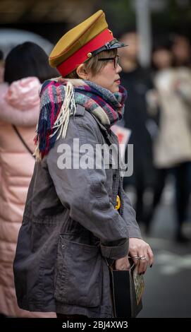 Une japonaise avec des vêtements et un chapeau uniques marchant dans la rue Akihabara, Tokyo, Japon Banque D'Images