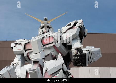 La statue d'unicorn Gundam, STATUE blanche géante de roman et d'anime culte de science-fiction, avec musique et lumières nocturnes. Diversity, Tokyo Plaza, Tokyo, Banque D'Images