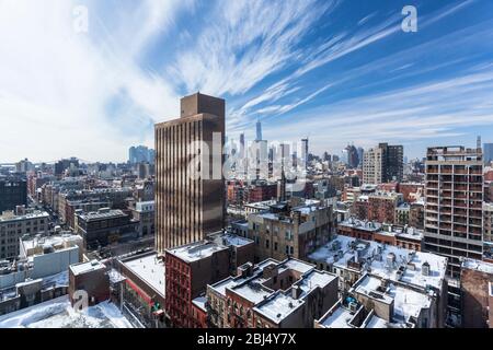 Vue d'hiver de New York City donnant sur le côté du Bas-est et gratte-ciel du centre-ville avec de la neige sur le sol. Banque D'Images