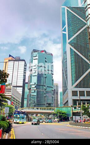 HONG KONG - 15 MAI 2014 : personnes non identifiées sont la marche dans les rues de Hong Kong Banque D'Images