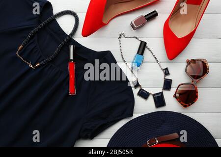 Composition de la mode pour femme look sur fond de bois Banque D'Images