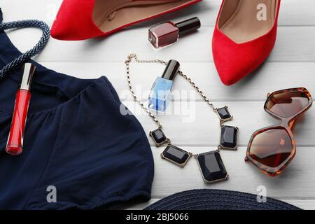 Composition de la mode pour femme look sur fond de bois Banque D'Images