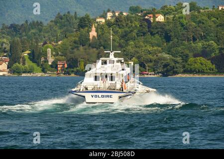 LAC DE CÔME - JUIN 2019 : traversée rapide en ferry hydroglisseur du lac de Côme. Banque D'Images