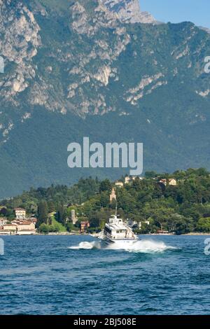 LAC DE CÔME - JUIN 2019 : traversée rapide en ferry hydroglisseur du lac de Côme. Banque D'Images