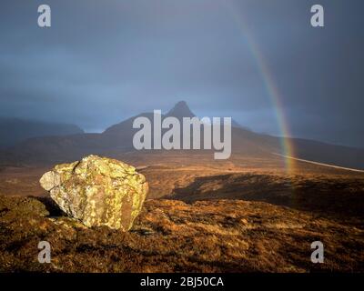 Rainbow au-dessus de Stac Pollaidh après une tempête de pluie qui s'est passée. Banque D'Images