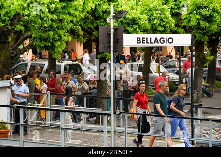 BELLAGIO, LAC DE CÔME - JUIN 2019: Les gens marchant le long de la passerelle pour monter à bord D'UN ferry pour passagers au Bellagio sur le lac de Côme. Banque D'Images