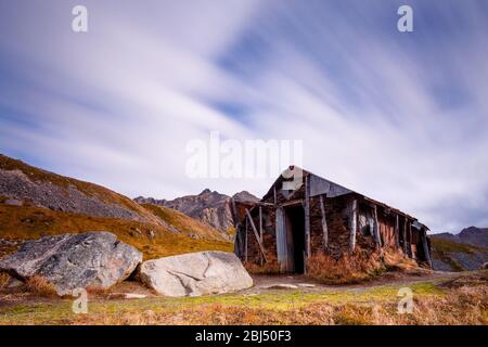 Ancienne cabane minière abandonnée le long du sentier du lac de Gold Cord dans la région de Hatcher Pass dans les montagnes Talkeetna en Alaska. Banque D'Images