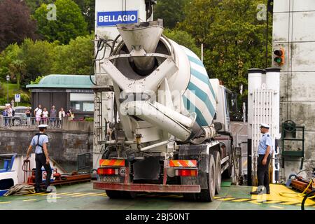 BELLAGIO, LAC DE CÔME - JUIN 2019: Grand mixeur en béton roulant au bord d'un ferry à Bellagio sur le lac de Côme. Banque D'Images