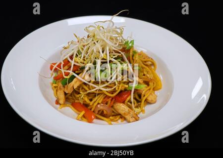 nouilles de poulet de style asiatique avec germes de haricots Banque D'Images