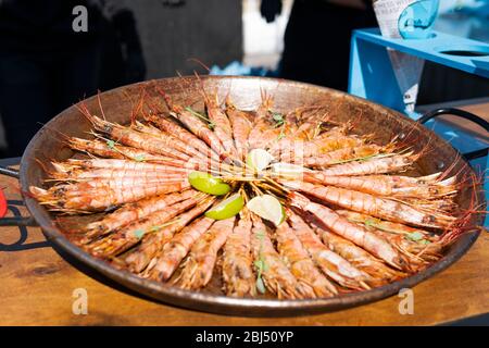 Gros plan de délicieuses crevettes tigrées grillées à la chaux prêtes à manger. Concept de saine alimentation, dîner ou déjeuner et service de restauration. Banque D'Images