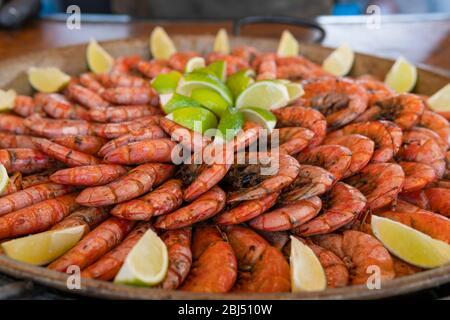 Gros plan de délicieuses crevettes tigrées grillées à la chaux prêtes à manger. Concept de saine alimentation, dîner ou déjeuner et service de restauration. Banque D'Images