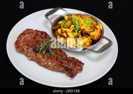 Bifteck de faux-filet de boeuf avec les quartiers de pommes de terre Banque D'Images
