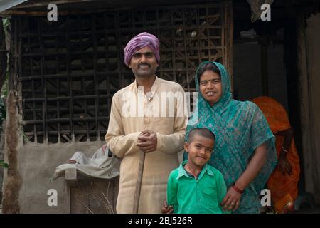 Portrait de famille rurales indiennes smiling Banque D'Images