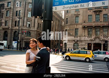 Couple nouvellement marié posant pour les photos de mariage à Shanghai. Banque D'Images