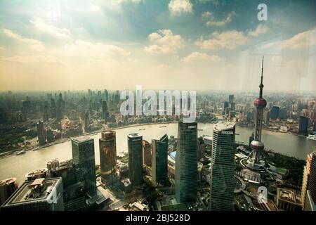 Vue sur Shanghai depuis le sommet de la tour Jin Mao. Banque D'Images