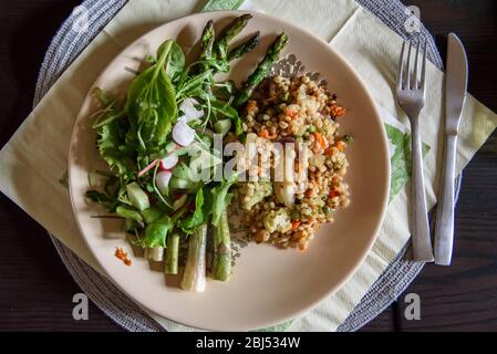 Repas maison. Orge aux épinards et aux asperges. Banque D'Images