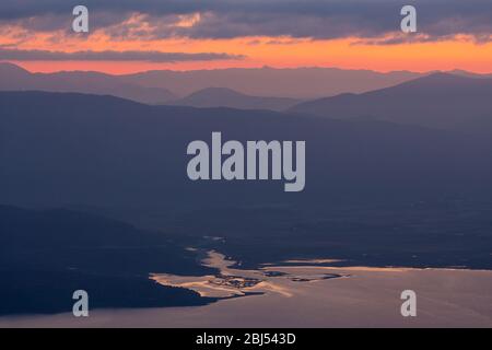 Vue sur le paysage de la côte albanaise avant le lever du soleil, vue du sommet du Mont Pantokrator, Corfou, Grèce Banque D'Images