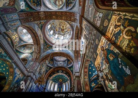 Dans la région contestée de l'Abkhazie majestueusement des murs ornés de fresques et des dômes illuminés ornent la cathédrale Saint-Panteleimon. Banque D'Images