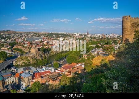 Paysage urbain de Tbilissi, en Géorgie, vu de la forteresse de Narikala. Banque D'Images