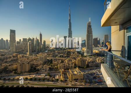 Une femme s'est vue sur le balcon de son appartement à Dubaï. Banque D'Images