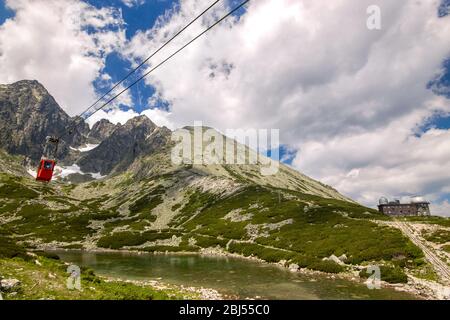 déménagement à téléphérique rouge à lomnicky stit. Montagnes de Slovaquie Banque D'Images