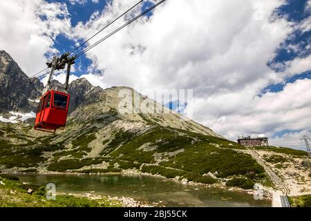 déménagement à téléphérique rouge à lomnicky stit. Montagnes de Slovaquie Banque D'Images