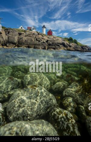 Vue sous-marine regardant sur un phare historique le long de la côte nord-est des États-Unis. Banque D'Images