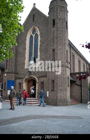 Entrée en brique Église d'architecture des années 1930 Église catholique romaine Saint-Josephs, Champion Road, Upminster, Londres RM14 par Marshall et Archard Banque D'Images