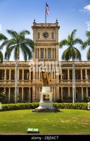 Statue du roi Kamehameha devant Aliiolani Hale (Cour suprême de l'État d'Hawaï), Honolulu, Oahu, Hawaï, États-Unis Banque D'Images