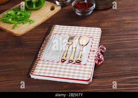 Livre de recettes et ingrédients pour la cuisine sur une table dans la cuisine Banque D'Images