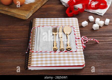 Livre de recettes et ingrédients pour la cuisine sur une table dans la cuisine Banque D'Images