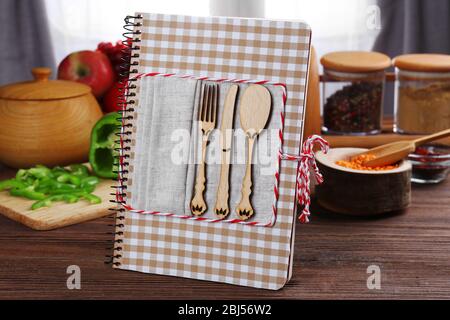 Livre de recettes et ingrédients pour la cuisine sur une table dans la cuisine Banque D'Images