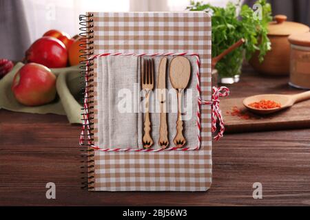 Livre de recettes et ingrédients pour la cuisine sur une table dans la cuisine Banque D'Images