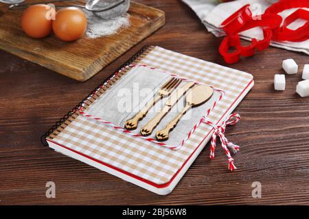 Livre de recettes et ingrédients pour la cuisine sur une table dans la cuisine Banque D'Images