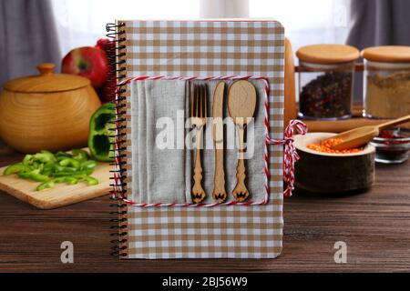 Livre de recettes et ingrédients pour la cuisine sur une table dans la cuisine Banque D'Images