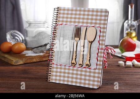 Livre de recettes et ingrédients pour la cuisine sur une table dans la cuisine Banque D'Images