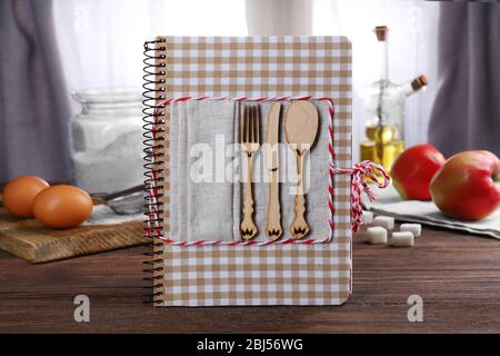 Livre de recettes et ingrédients pour la cuisine sur une table dans la cuisine Banque D'Images
