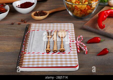 Livre de recettes et ingrédients pour la cuisine sur une table dans la cuisine Banque D'Images