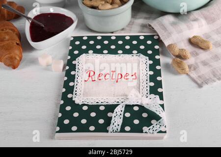 Livre de recettes sur une table avec ingrédients pour la cuisson Banque D'Images