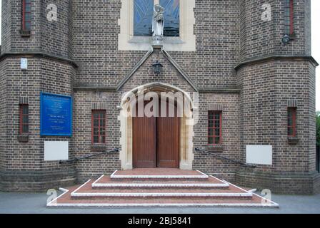 Entrée en brique Église d'architecture des années 1930 Église catholique romaine Saint-Josephs, Champion Road, Upminster, Londres RM14 par Marshall et Archard Banque D'Images