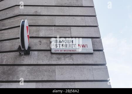 London/UK-26/07/18: Nom du panneau Baker Street. La rue est la plus célèbre pour son lien avec le détective fictif Sherlock Holmes, qui a vécu à un Banque D'Images