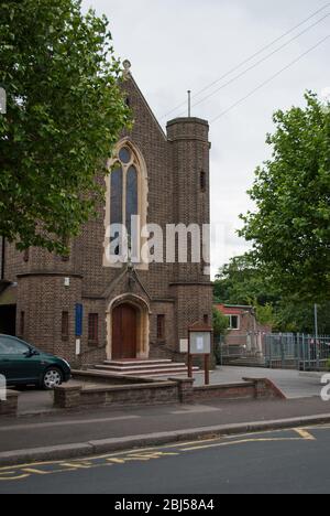 Entrée en brique Église d'architecture des années 1930 Église catholique romaine Saint-Josephs, Champion Road, Upminster, Londres RM14 par Marshall et Archard Banque D'Images