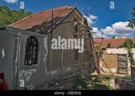 Échafaudage érigé et préparé pour les travaux de réparation d'une façade délabrée sur la maison. Banque D'Images