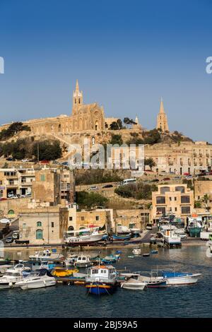 Port et Église de Sainte-mère Lurdskaya, Mgarr, Gozo Banque D'Images