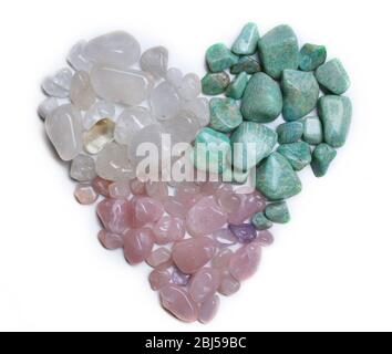 Forme cardiaque de pierres minérales : azonite, quartz rose, cristal de roche isolé sur fond blanc Banque D'Images