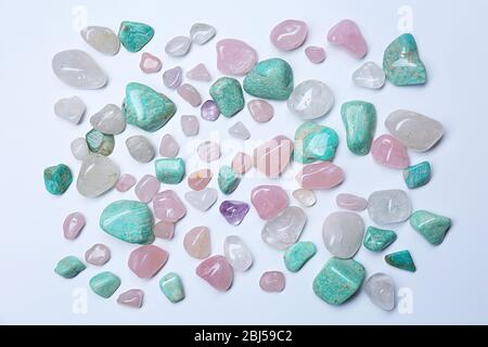 Pile de pierres minérales : azonite, quartz rose, cristal de roche isolé sur fond blanc Banque D'Images