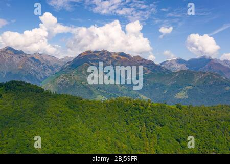 Panorama à grand angle Alpes montagnes sur le fond et arbres au premier plan. Concept de carte postale de voyage Banque D'Images