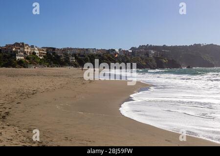 Vue panoramique sur les maisons côtières sur les falaises près de l'océan Pacifique à San Francisco, vue de Baker Beach Banque D'Images